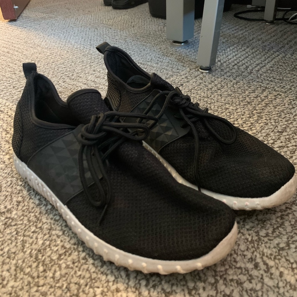 Black tennis shoes